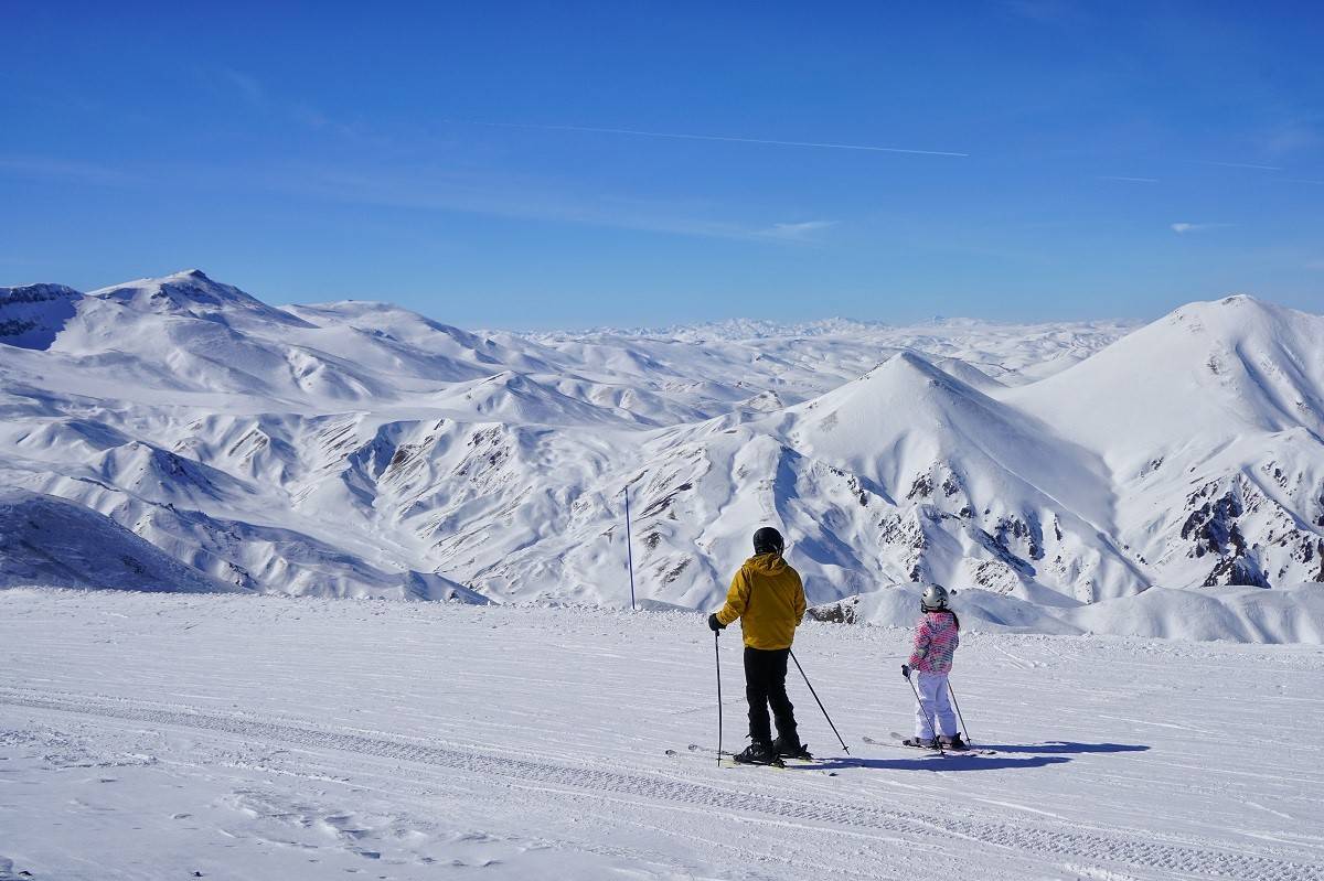 Palandöken Kayak Merkezi uzayan sezonda kayakseverleri bekliyor