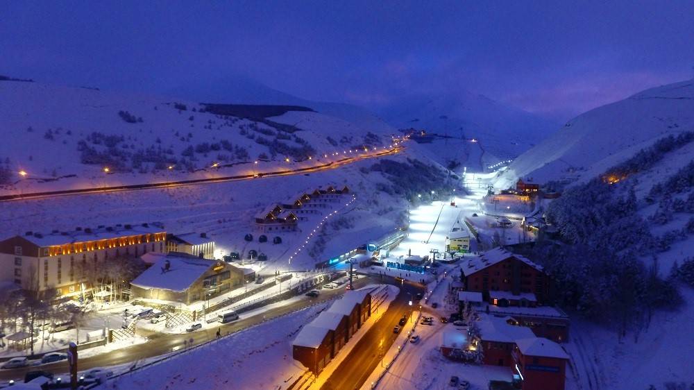 Palandöken Kayak Merkezi uzayan sezonda kayakseverleri bekliyor