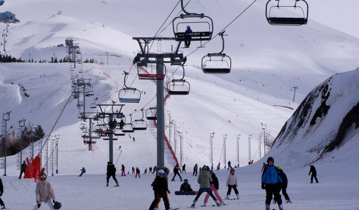 Palandöken Kayak Merkezi uzayan sezonda kayakseverleri bekliyor