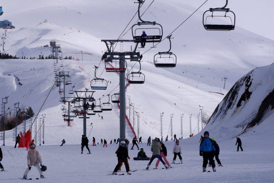 Palandöken Kayak Merkezi uzayan sezonda kayakseverleri bekliyor