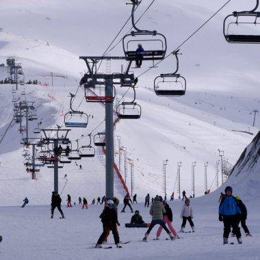 Palandöken Kayak Merkezi uzayan sezonda kayakseverleri bekliyor