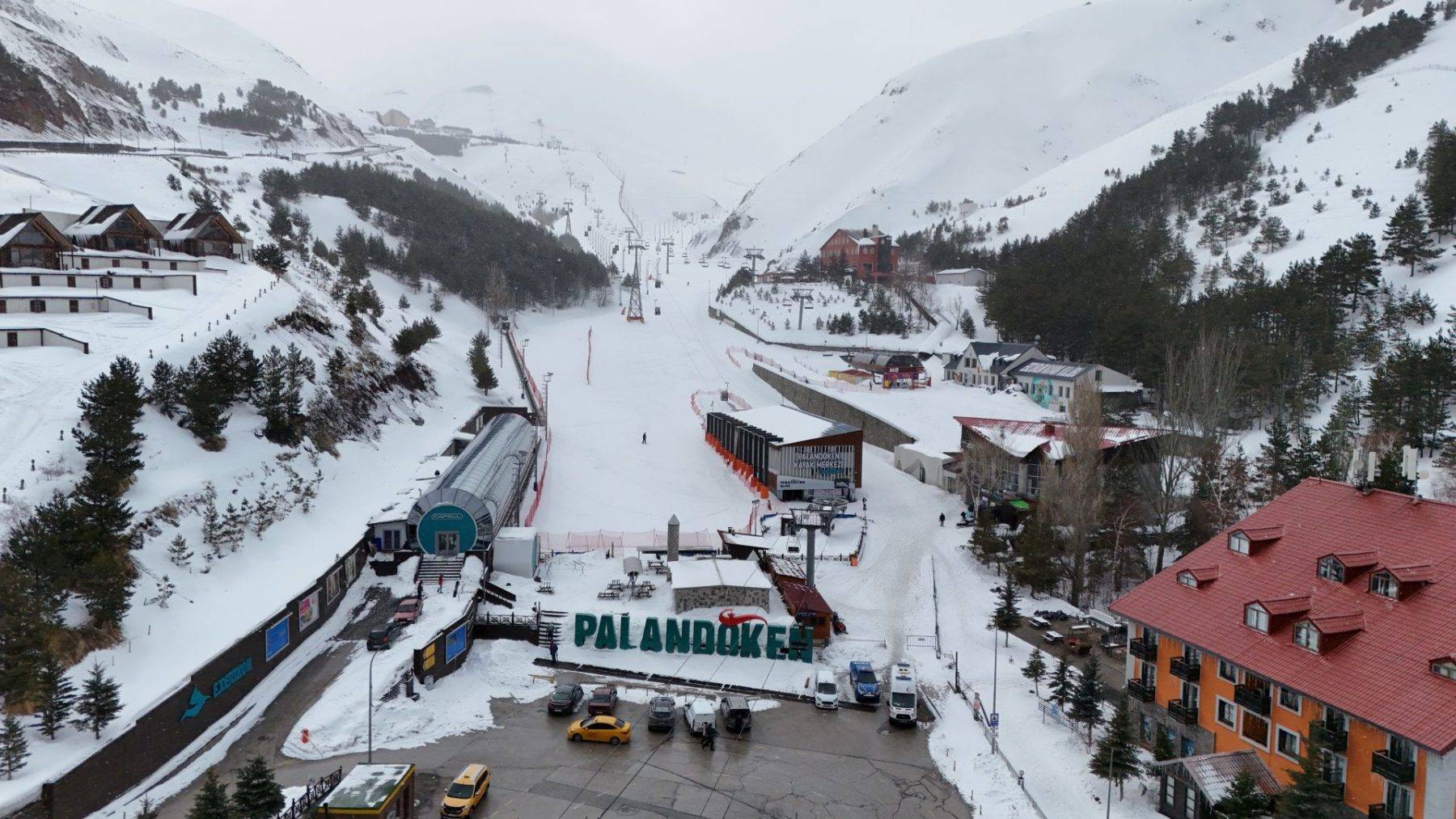 Palandöken Kayak Merkezi uzayan sezonda kayakseverleri bekliyor