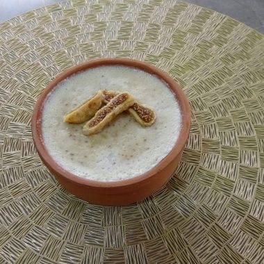 İncir uyutması tatlısı 3 malzemesi ile dikkat çekiyor.