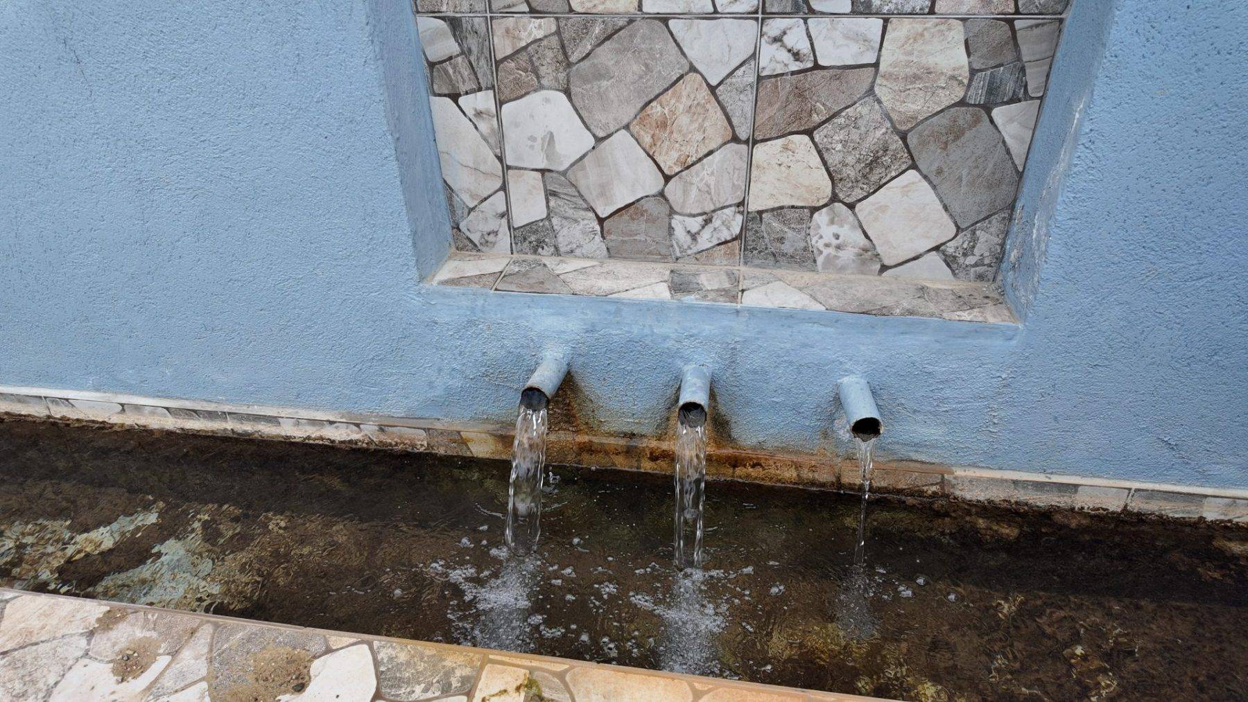 Kütahya Gediz ilçesi Yunuslar Köyü'ndeki Tarihi Ayvaz Çeşmesi 156 yıldır akmaya devam ediyor.