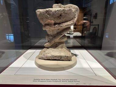 Çankırı Müzesi, kadehe sarılı yılan heykeli