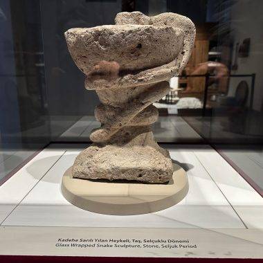 Çankırı Müzesi, kadehe sarılı yılan heykeli