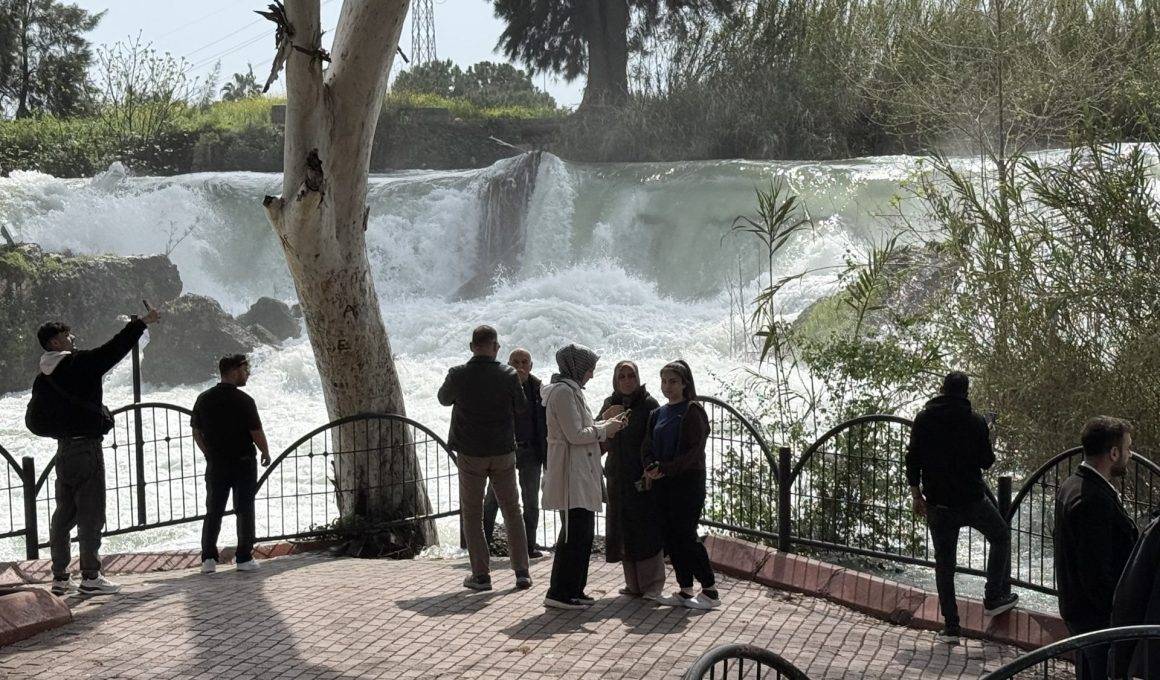 Debisi yükselen Tarsus Şelalesi ziyaretçi akınına uğradı