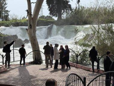 Debisi yükselen Tarsus Şelalesi ziyaretçi akınına uğradı