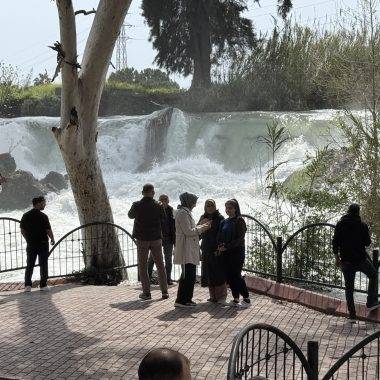 Debisi yükselen Tarsus Şelalesi ziyaretçi akınına uğradı