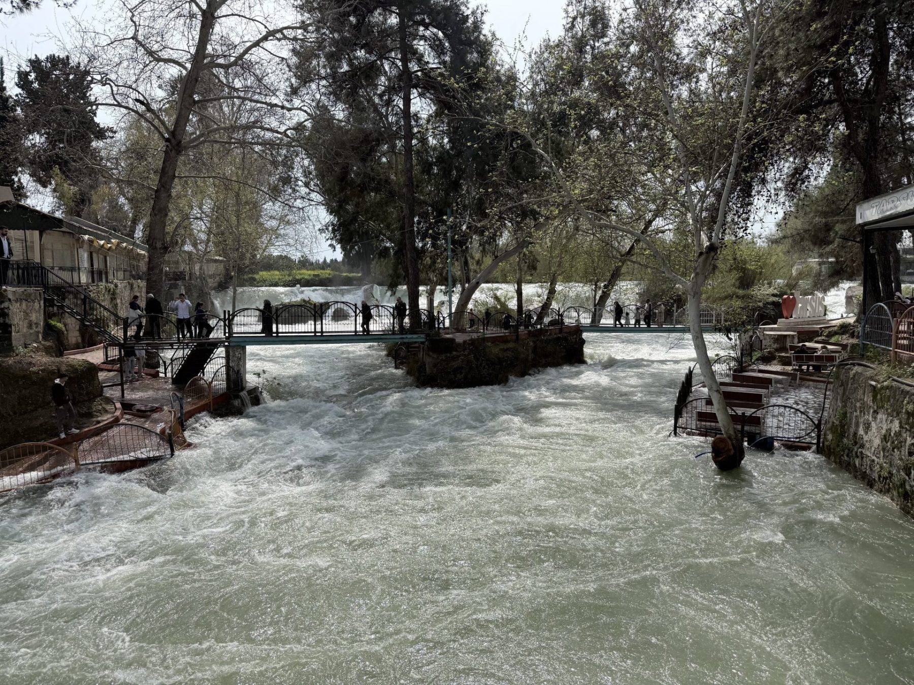 Debisi yükselen Tarsus Şelalesi ziyaretçi akınına uğradı
