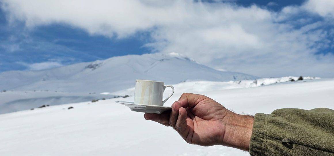 Kahve için dağa çıktılar! Süphan Dağı manzarasında kilometrelerce yürüyüş