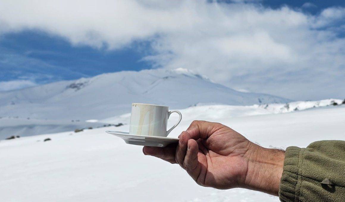 Kahve için dağa çıktılar! Süphan Dağı manzarasında kilometrelerce yürüyüş