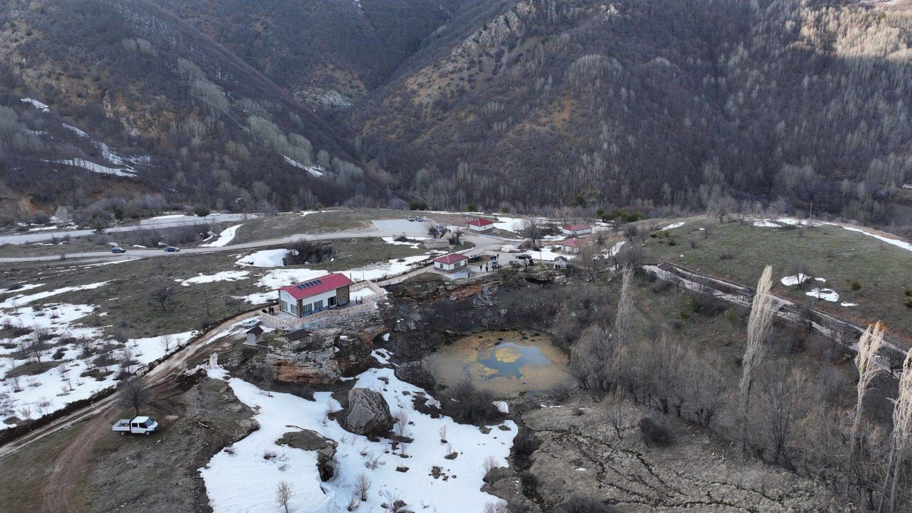 Gelinlik giymiş gibi: Sivas Dipsizgöl Şelalesi çalışmalarında sona gelindi