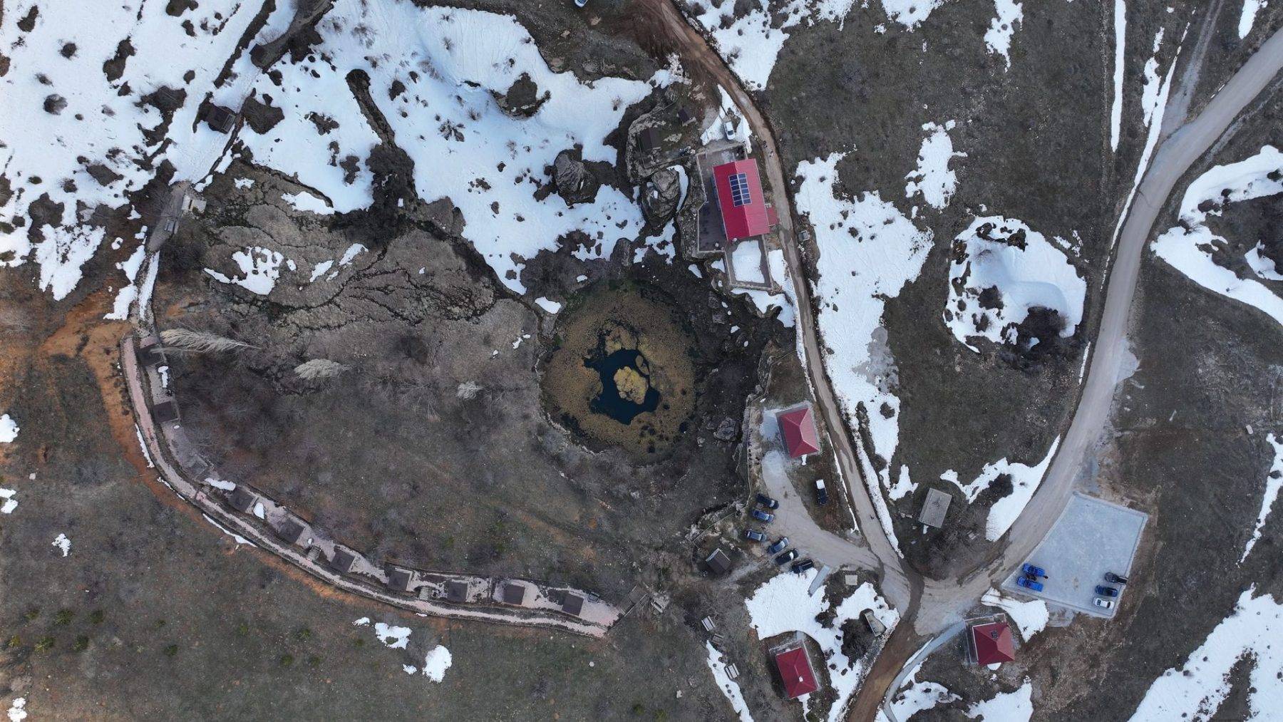 Gelinlik giymiş gibi: Sivas Dipsizgöl Şelalesi çalışmalarında sona gelindi