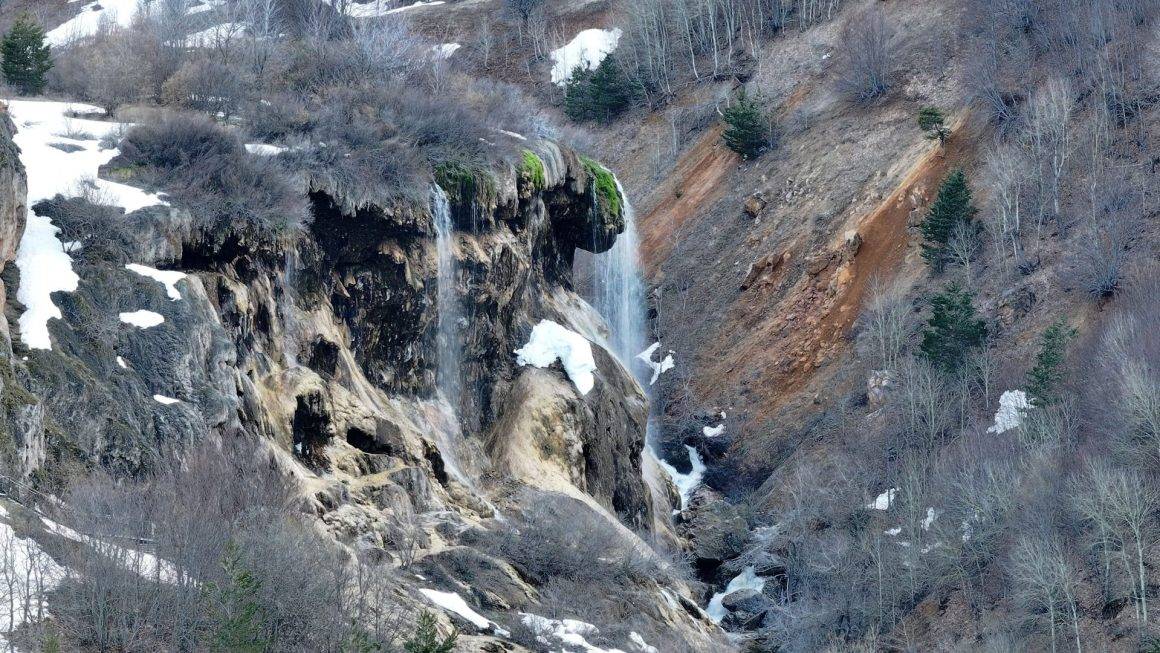 Gelinlik giymiş gibi: Sivas Dipsizgöl Şelalesi çalışmalarında sona gelindi