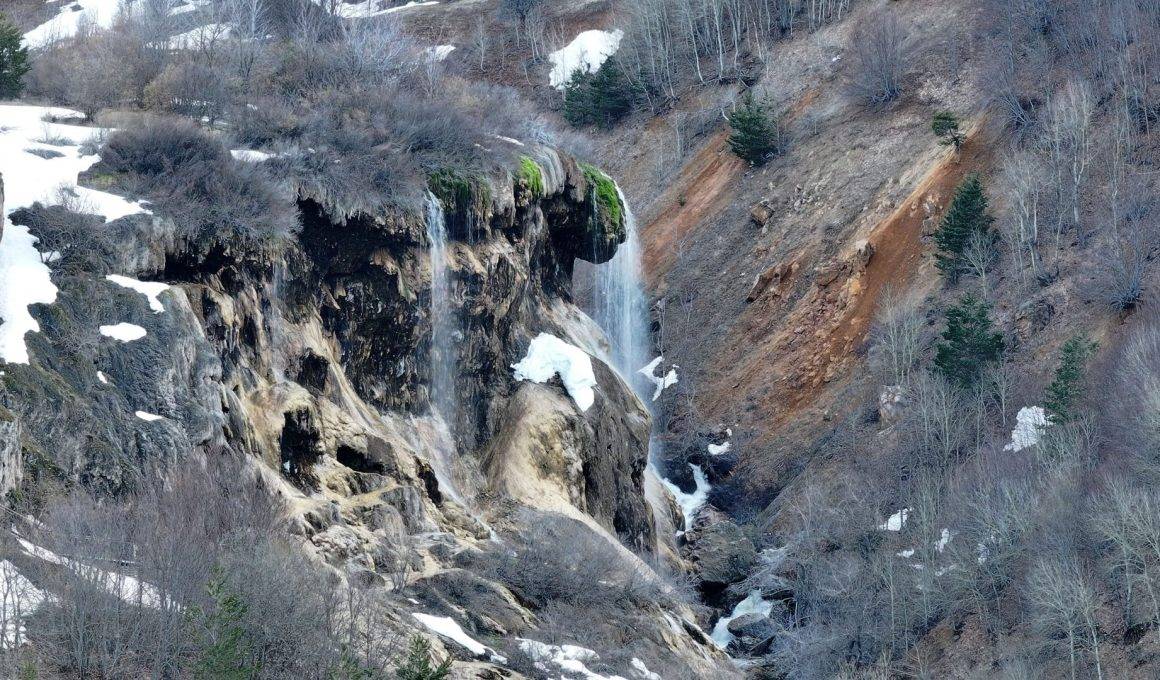 Gelinlik giymiş gibi: Sivas Dipsizgöl Şelalesi çalışmalarında sona gelindi