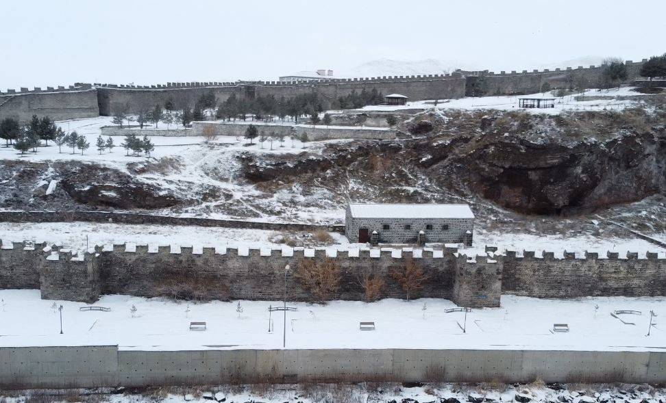 Kanuni Sultan Süleyman'ın emriyle yapılan kale, beyaz örtü ile kaplandı