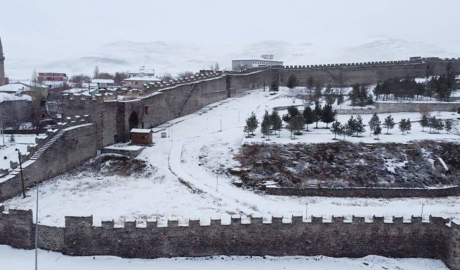 Kanuni Sultan Süleyman'ın emriyle yapılan kale, beyaz örtü ile kaplandı