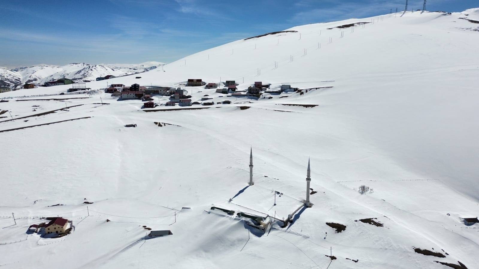 Fatih Sultan Mehmet Cuma namazı kıldırmıştı: Üstü açık cami kar ile kaplandı!