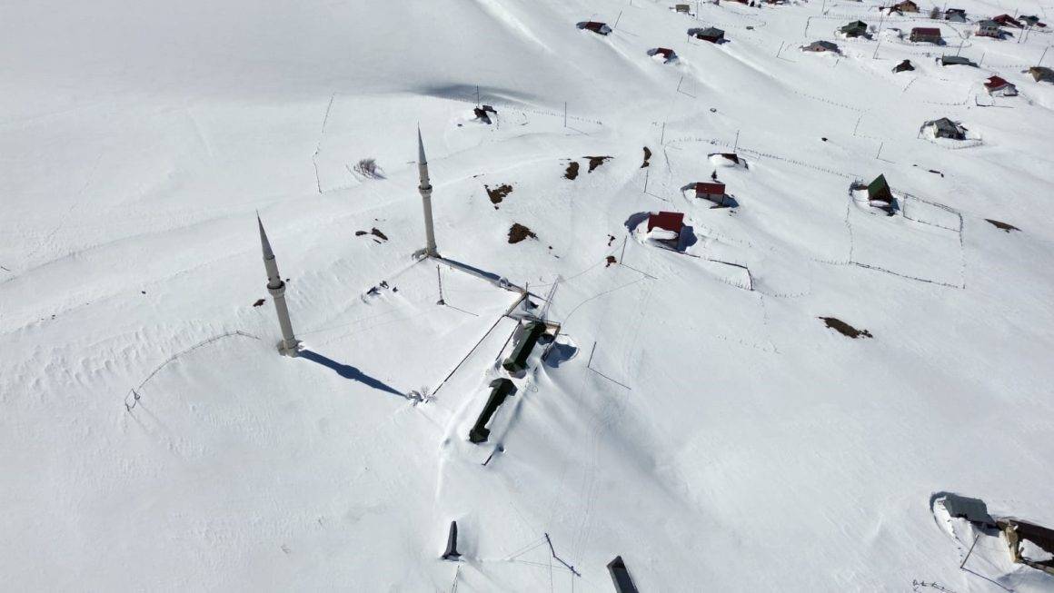 Fatih Sultan Mehmet Cuma namazı kıldırmıştı: Üstü açık cami kar ile kaplandı!