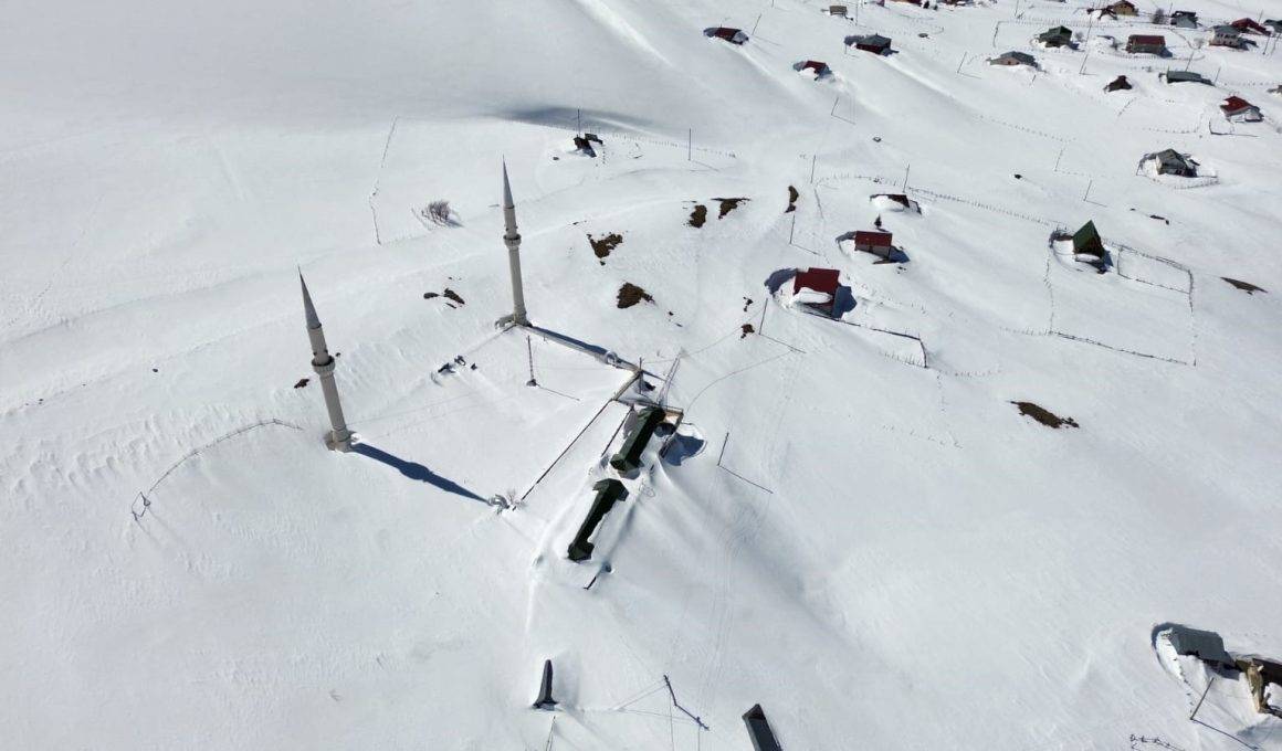 Fatih Sultan Mehmet Cuma namazı kıldırmıştı: Üstü açık cami kar ile kaplandı!