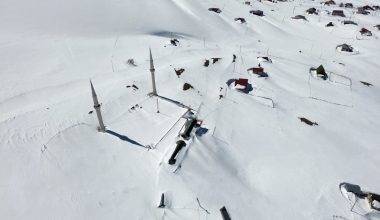 Fatih Sultan Mehmet Cuma namazı kıldırmıştı: Üstü açık cami kar ile kaplandı!