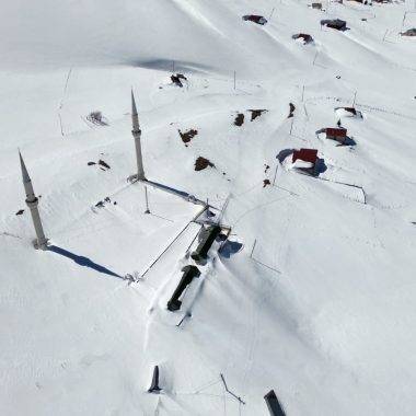 Fatih Sultan Mehmet Cuma namazı kıldırmıştı: Üstü açık cami kar ile kaplandı!