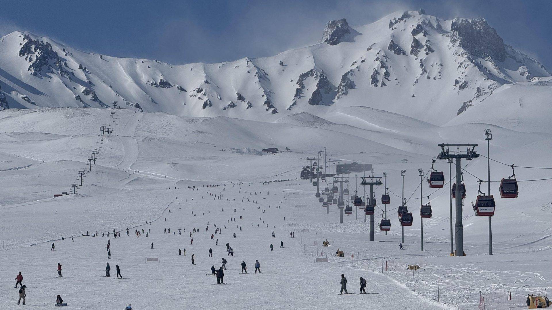 Erciyes Kayak Merkezi'nde hafta sonu yoğunluğu görüntülendi.