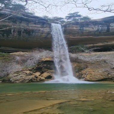Devasa kayaların arasında saklı cennet: Adana'da kuruyan şelaleler coştu