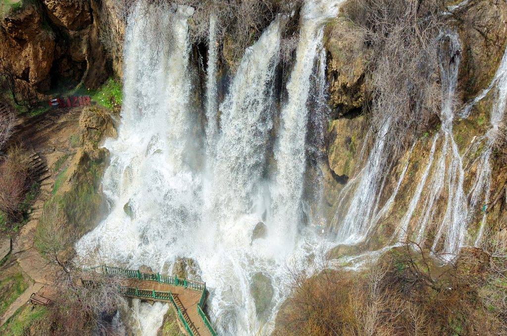 Son 20 yılın en coşkun hali! Sivas'ta obrukla oluşan şelale ziyaretçi akınına uğradı