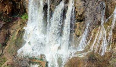 Son 20 yılın en coşkun hali! Sivas'ta obrukla oluşan şelale ziyaretçi akınına uğradı