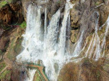 Son 20 yılın en coşkun hali! Sivas'ta obrukla oluşan şelale ziyaretçi akınına uğradı