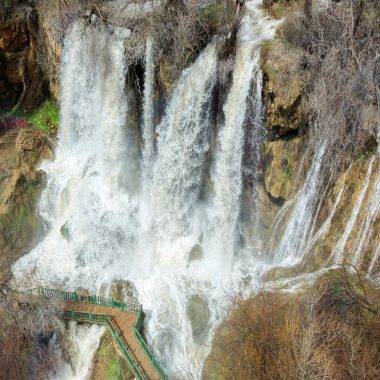 Son 20 yılın en coşkun hali! Sivas'ta obrukla oluşan şelale ziyaretçi akınına uğradı