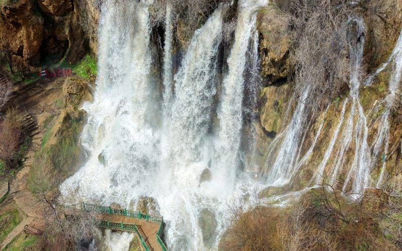 Son 20 yılın en coşkun hali! Sivas'ta obrukla oluşan şelale ziyaretçi akınına uğradı