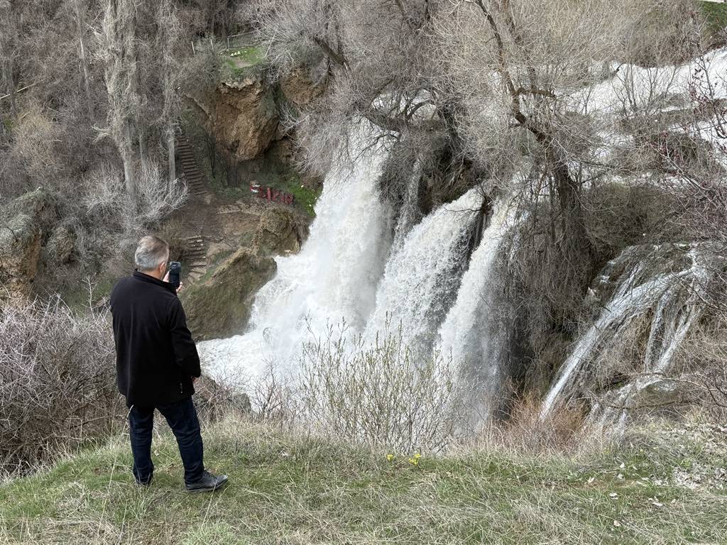 Son 20 yılın en coşkun hali! Sivas'ta obrukla oluşan şelale ziyaretçi akınına uğradı