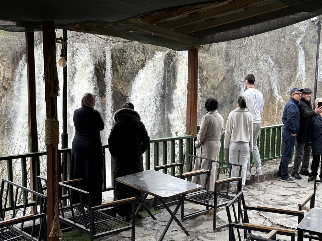 Son 20 yılın en coşkun hali! Sivas'ta obrukla oluşan şelale ziyaretçi akınına uğradı