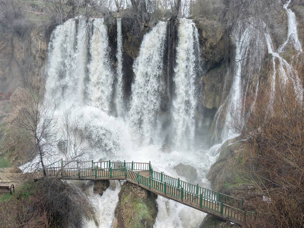 Son 20 yılın en coşkun hali! Sivas'ta obrukla oluşan şelale ziyaretçi akınına uğradı