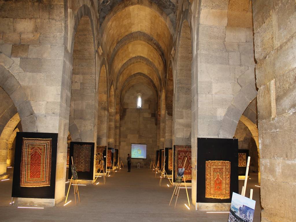 Türk dizisi izleyen buraya akın ediyor! İpek Yolu'ndaki en büyük hana ilgi büyük 