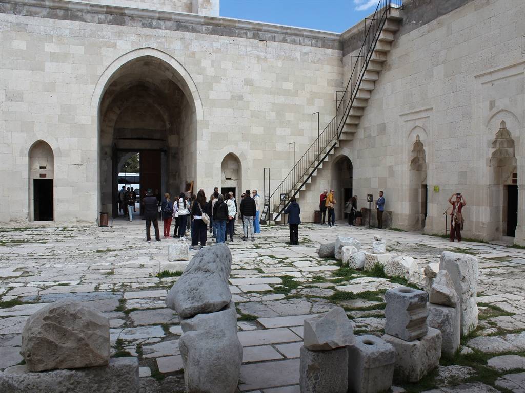 Türk dizisi izleyen buraya akın ediyor! İpek Yolu'ndaki en büyük hana ilgi büyük 