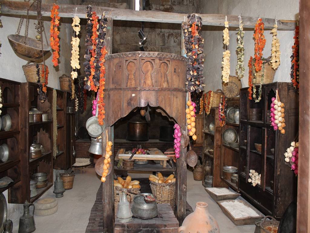 Türk dizisi izleyen buraya akın ediyor! İpek Yolu'ndaki en büyük hana ilgi büyük 