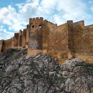 ​​​​​​​Mor ve mavi çinileri ile dikkat çeken Barburt Kalesi, tarihinin keşfedilmesi için gün sayıyor