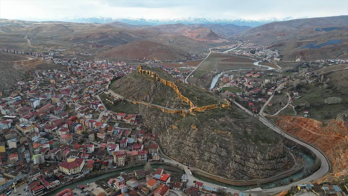 ​​​​​​​Mor ve mavi çinileri ile dikkat çeken Barburt Kalesi, tarihinin keşfedilmesi için gün sayıyor