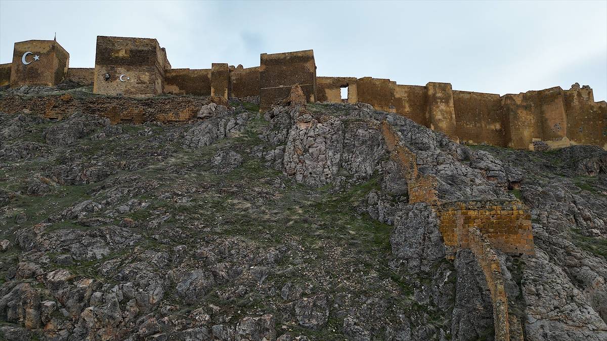 ​​​​​​​Mor ve mavi çinileri ile dikkat çeken Barburt Kalesi, tarihinin keşfedilmesi için gün sayıyor