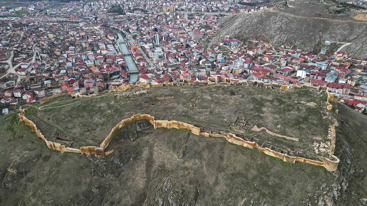 ​​​​​​​Mor ve mavi çinileri ile dikkat çeken Barburt Kalesi, tarihinin keşfedilmesi için gün sayıyor