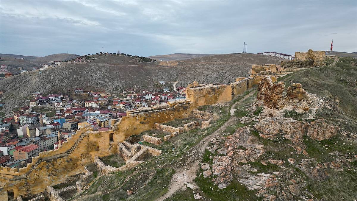 ​​​​​​​Mor ve mavi çinileri ile dikkat çeken Barburt Kalesi, tarihinin keşfedilmesi için gün sayıyor