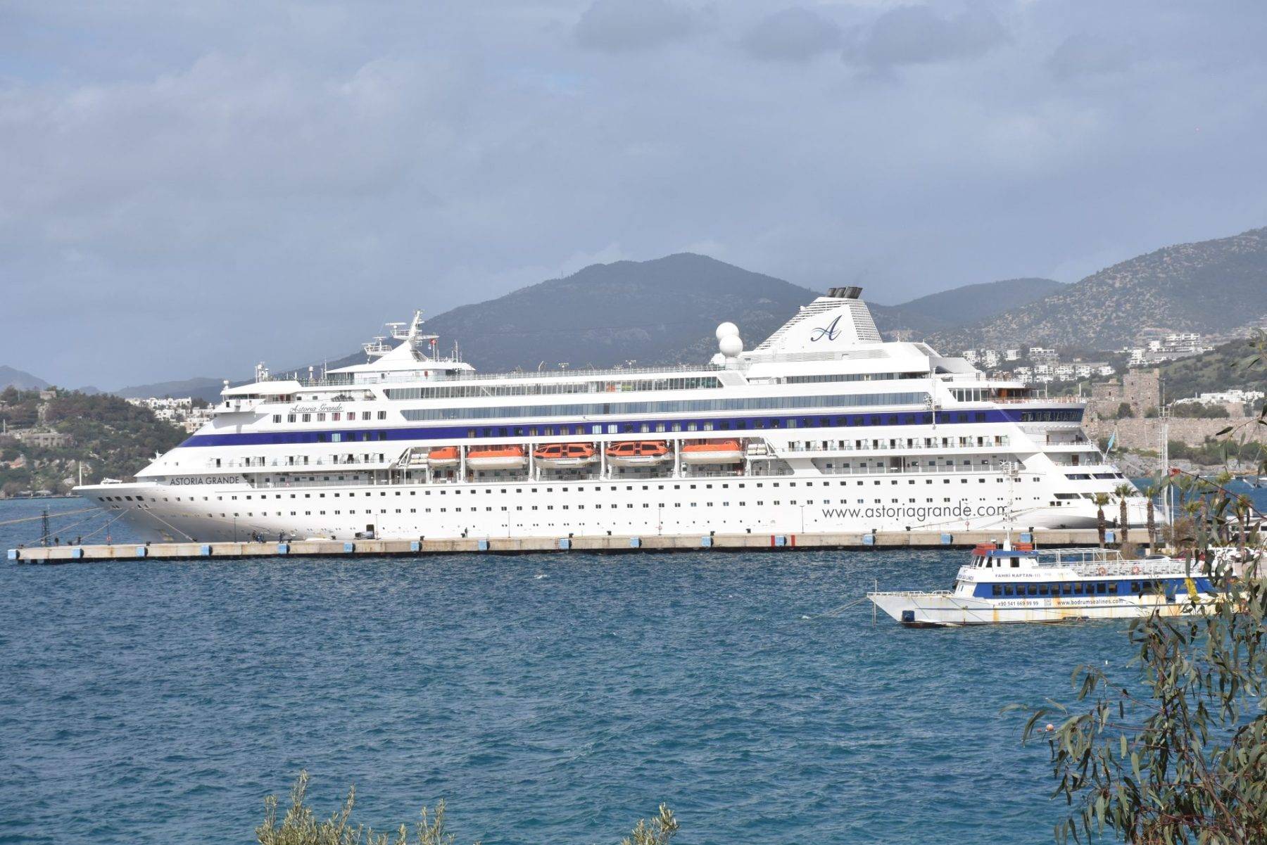 Sezonu ilki! Yüzen gemi, 909 yolcusunu Bodrum'la buluşturdu