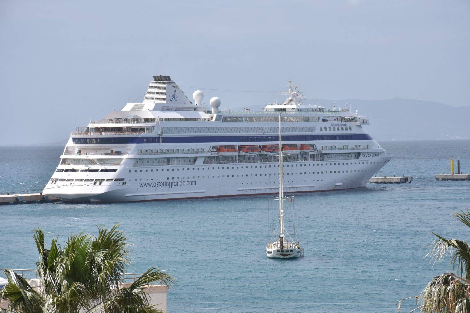 Sezonu ilki! Yüzen gemi, 909 yolcusunu Bodrum'la buluşturdu