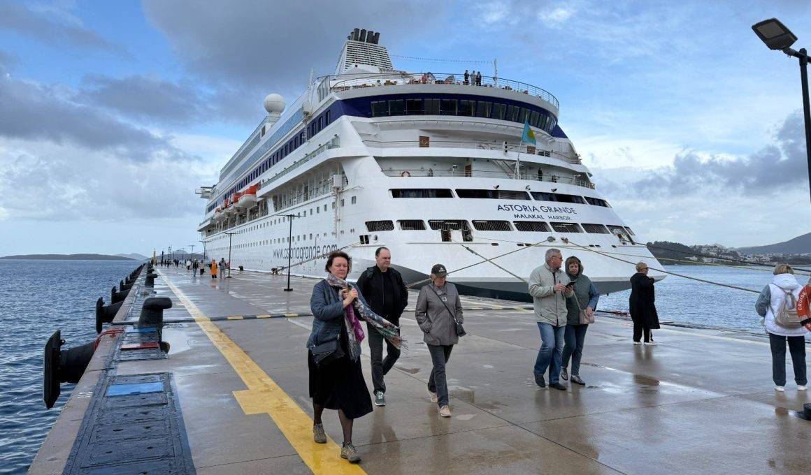 Sezonu ilki! Yüzen otel, 909 yolcusunu Bodrum'la buluşturdu