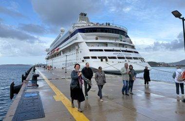 Sezonu ilki! Yüzen otel, 909 yolcusunu Bodrum'la buluşturdu