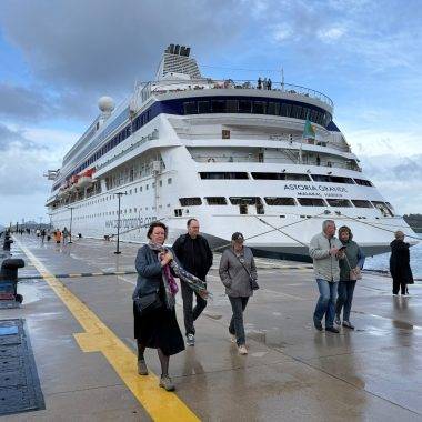 Sezonu ilki! Yüzen otel, 909 yolcusunu Bodrum'la buluşturdu